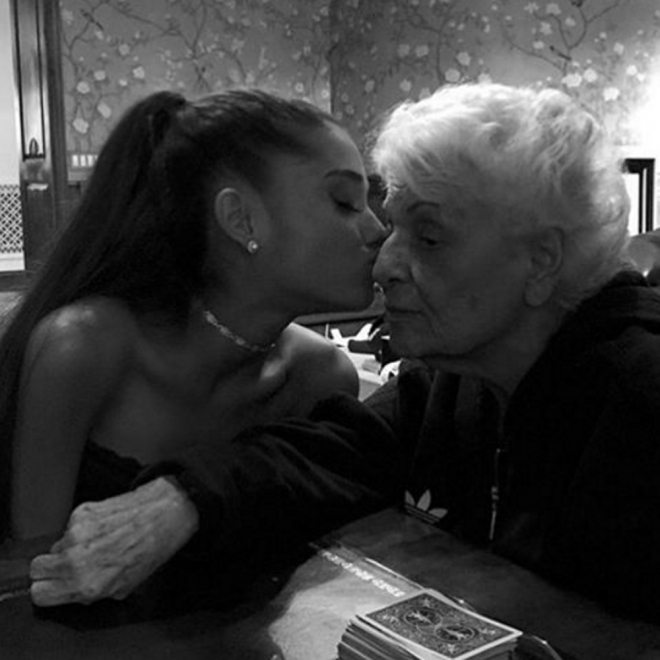 Ariana Grande se come a besos a su abuela