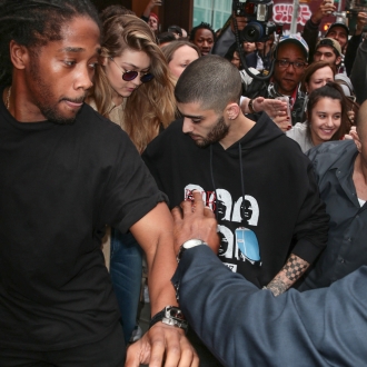 Gigi Hadid y Zayn Malik, asediados por los fans