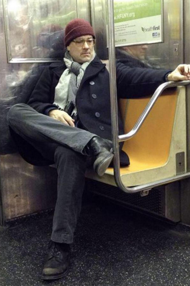 El reputado actor Tom Hanks no dudÃ³ en coger el metro con gorro, bufanda y ...