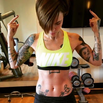Tatuajes en la cadera: el símbolo de Ruby Rose