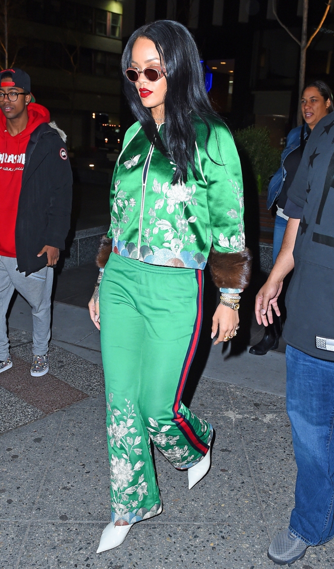 Rihanna, chándal verde y tacones blancos