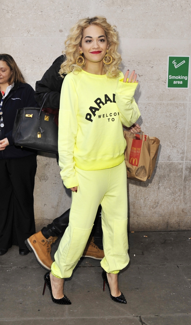 Rita Ora, con chándal amarillo y taconazos en negro