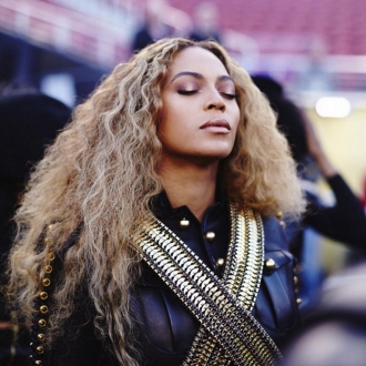 Beyoncé también elige los labios en color marrón