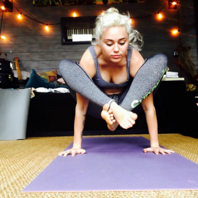 Miley Cyrus también es una experta en yoga