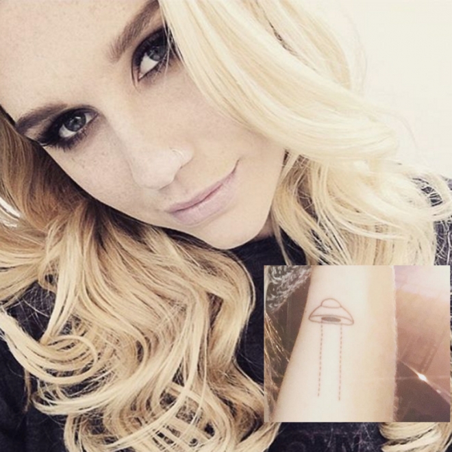 Tatuajes en la muñeca: el ovni de Kesha