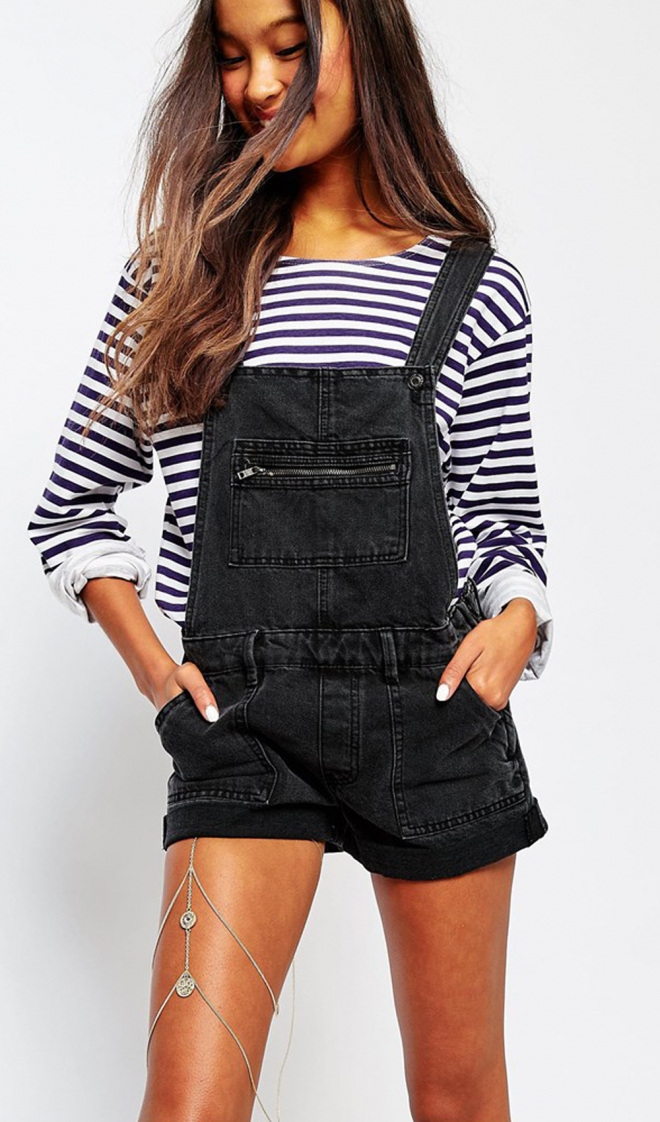 Un peto vaquero y adornos en el muslo, el look de ASOS