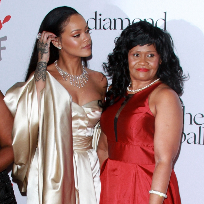 Una razón para ver el documental de Rihanna es su santa madre