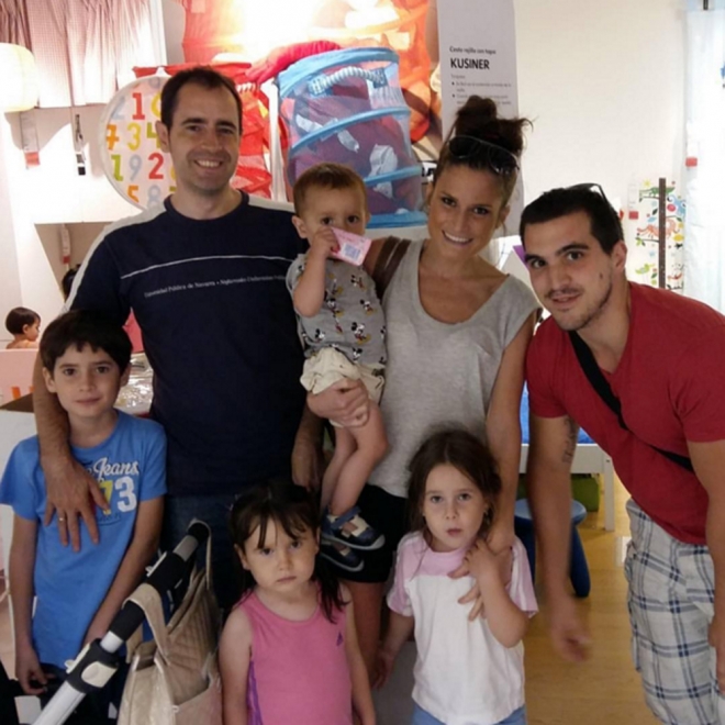 Aritz y Estefi, felices con su familia Verdeliss en YouTube Aritz y Estefi, felices con su familia Verdeliss en YouTube