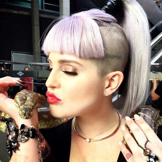 Tatuaje en el dedo: el corazón de Kelly Osbourne