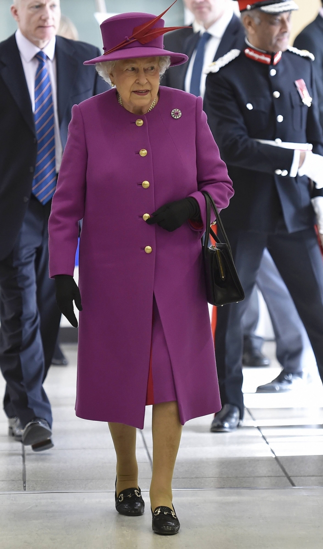 La reina Isabel, un total look en morado
