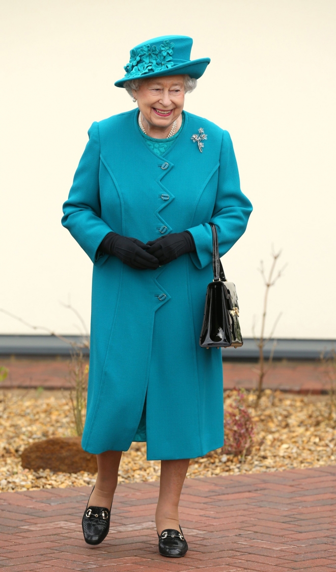 Otro look azul para la reina Isabel de Inglaterra Otro look azul para la reina Isabel de Inglaterra