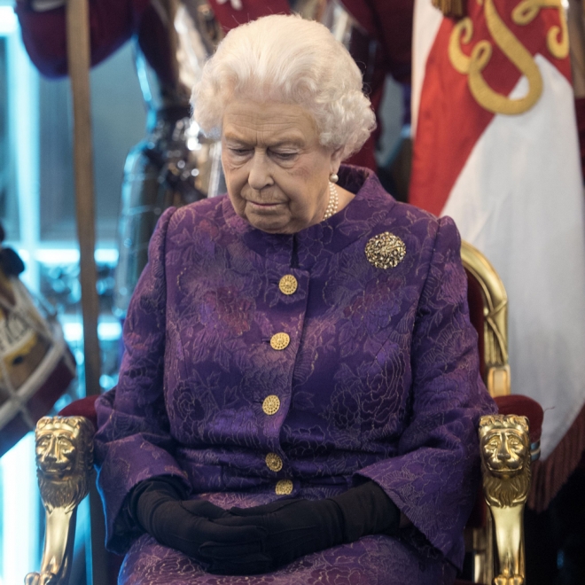 La reina Isabel de Inglaterra, pensativa y reflexiva