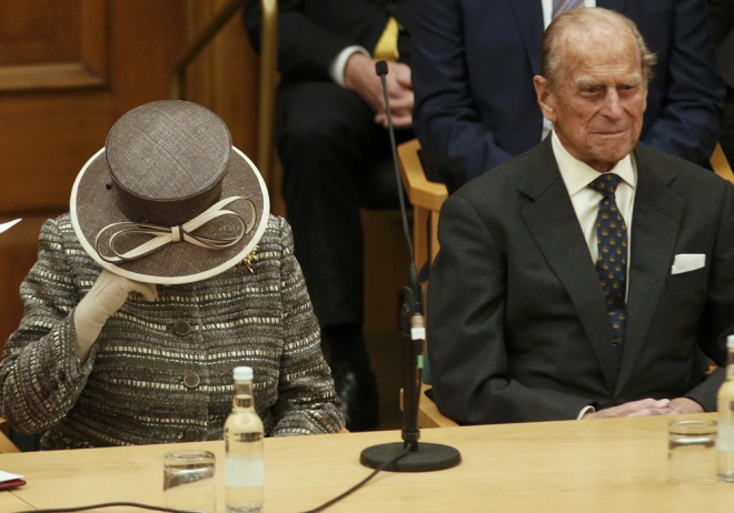 La reina Isabel echando un sueñecito con su marido