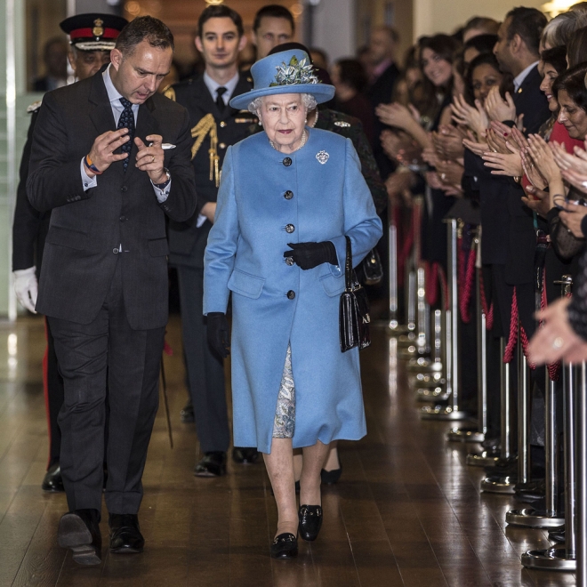 La reina Isabel de Inglaterra, aclamada por sus fans