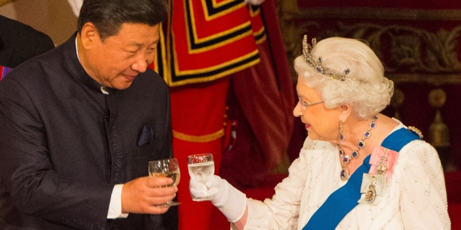 La reina Isabel, brindando para darle calor al cuerpo