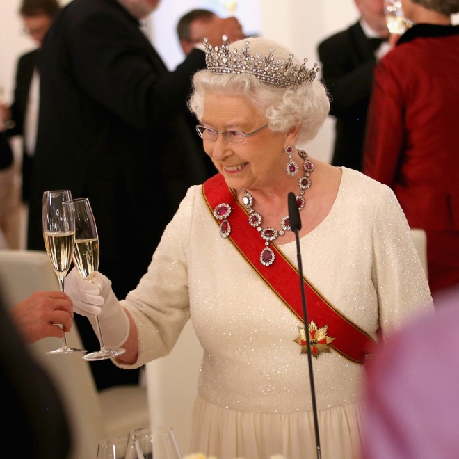 La reina Isabel, sabiendo que es la auténtica Queen