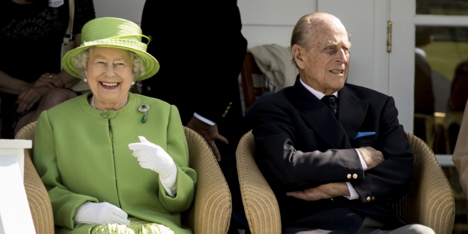 La reina Isabel, graciosa junto a su marido