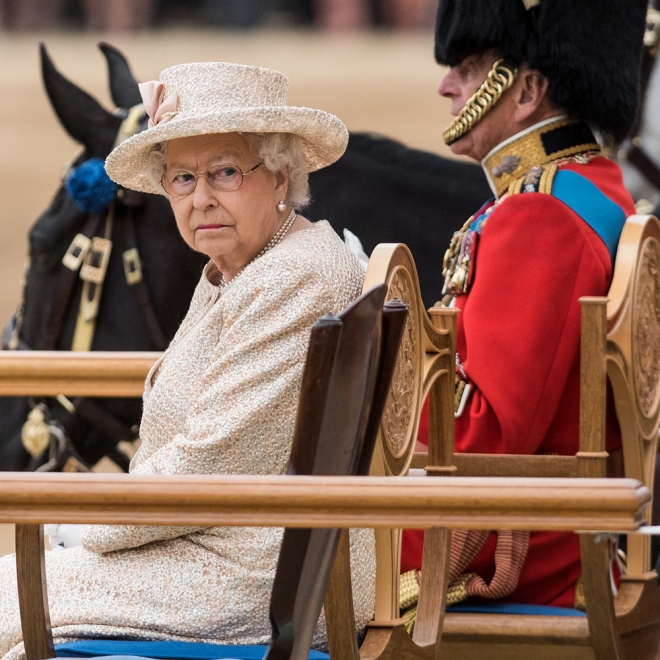 La reina Isabel puede calmar a las masas con una sola mirada