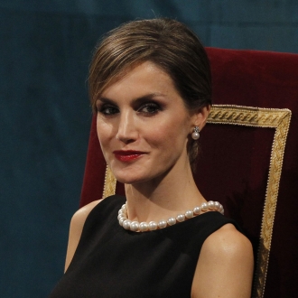 Peinados para madres de comunión: el moño bajo con flequillo de la reina Letizia