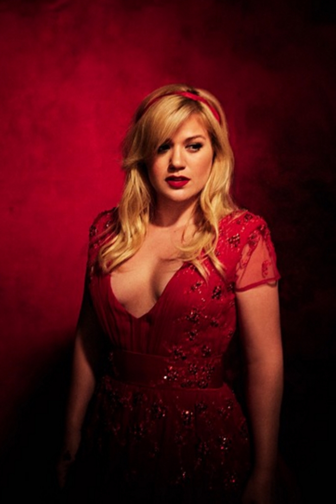 La cantante Kelly Clarkson posa con un vestido rojo con apliques en pedrerí...