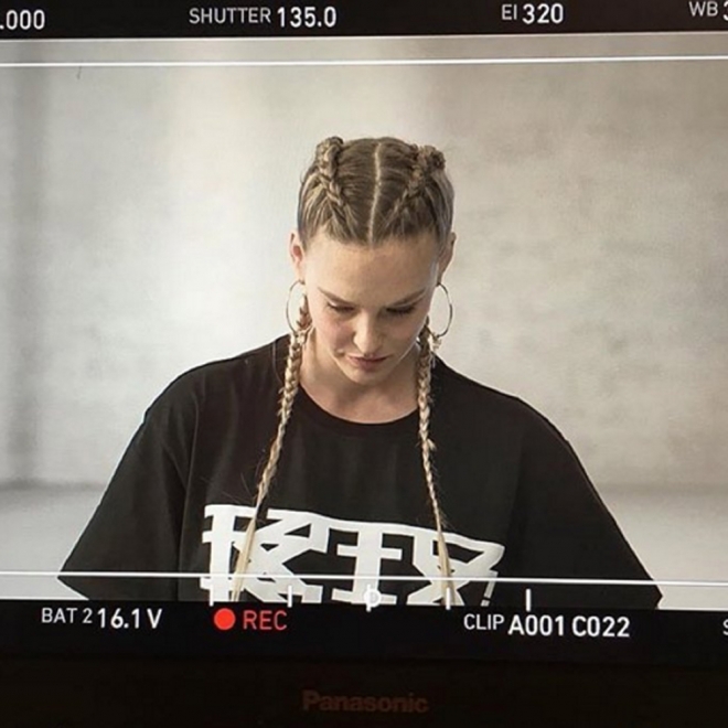 Las boxer braids de Bar Refaeli para una producción de moda