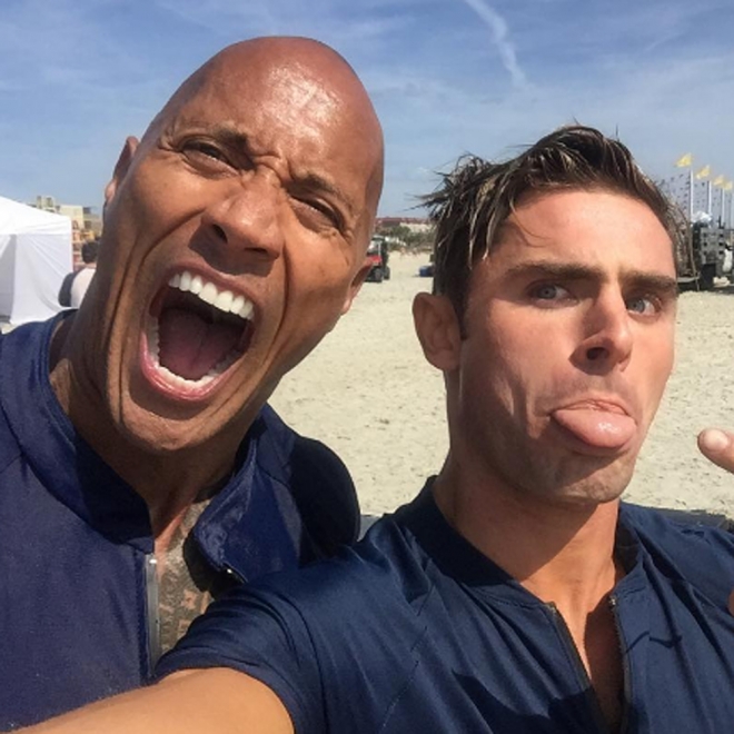 El selfie de Zac Efron y The Rock, los vigilantes de la playa