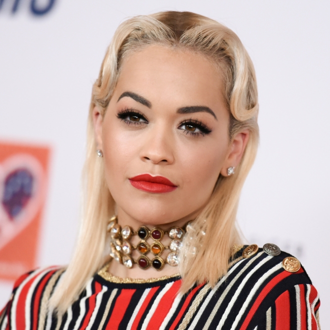 Rita Ora y un choker para estar divina con un buen collar