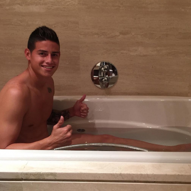 Fotos de famosos en la bañera: James