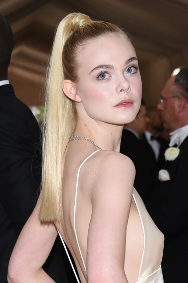 MET Gala 2016: La coleta alta de Elle Fanning