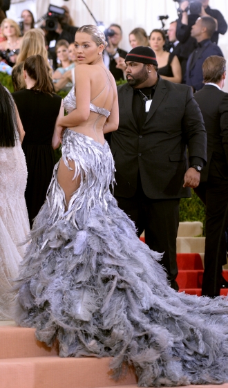 MET Gala 2016: Rita Ora apuesta por las plumas