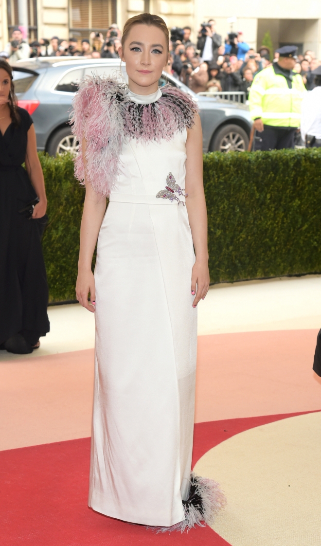 MET Gala 2016: Saoirse Ronan, muy guapa