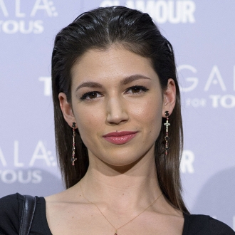 Efecto mojado, el peinado de melena midi de Úrsula Corberó