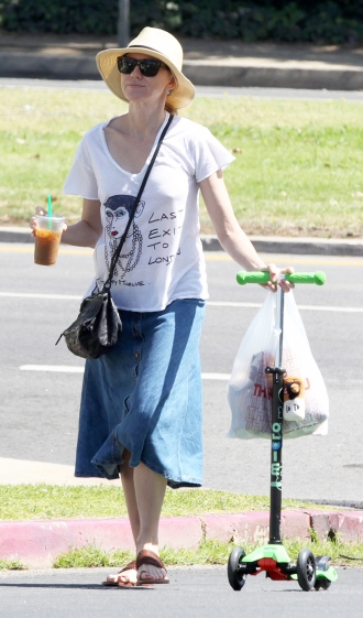 Naomi Watts, una actriz con falda vaquera para el día a día