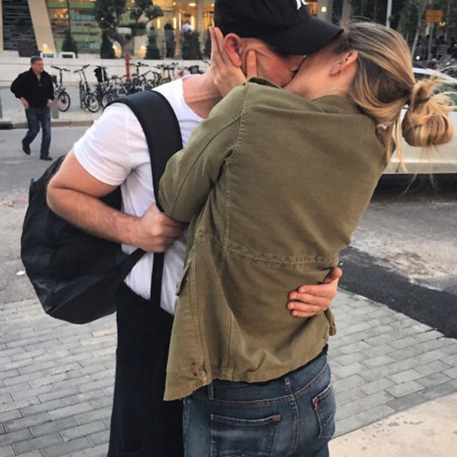 Bar Refaeli se come a besos a Adi Ezra