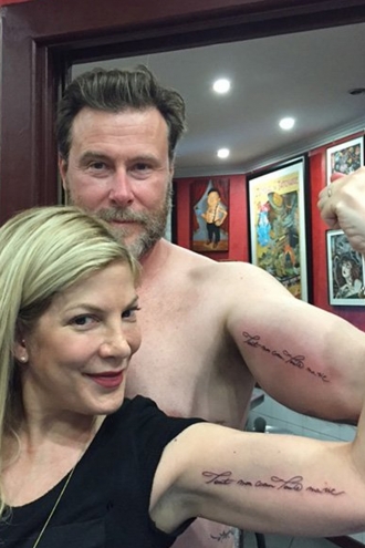 Tori Spelling, tatuada y enamorada