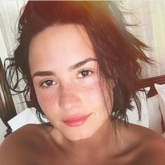 Demi Lovato sin maquillaje y presumiendo de pecas