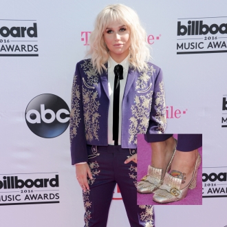 Tatuajes en el empeine: el arco iris de Kesha