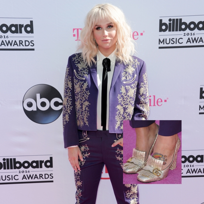 Tatuajes en el empeine: el arco iris de Kesha