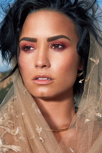 Maquillaje de ojos ahumados de colores: Demi Lovato