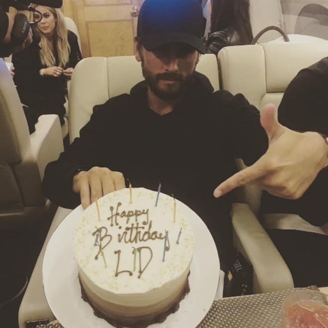 Scott Disick, con su tarta de cumpleaños en un jet privado