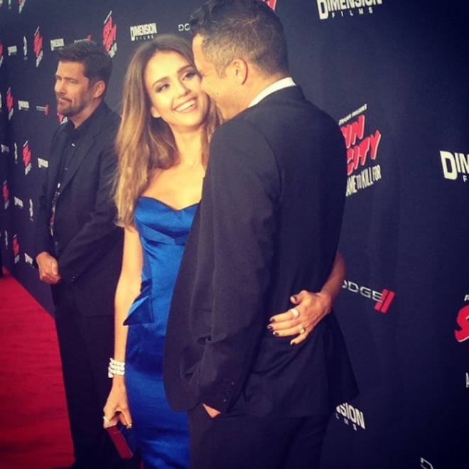 Las miradas cómplices de Jessica Alba y su marido Las miradas cómplices de Jessica Alba y su marido