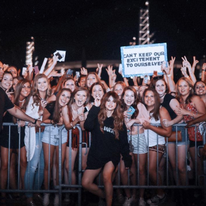 Otra imagen de Selena Gomez con sus fans