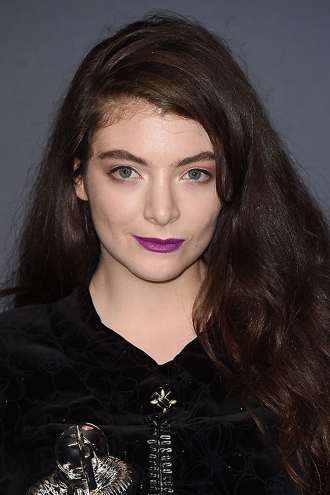 Famosas con maquillaje de labios morados: Lorde