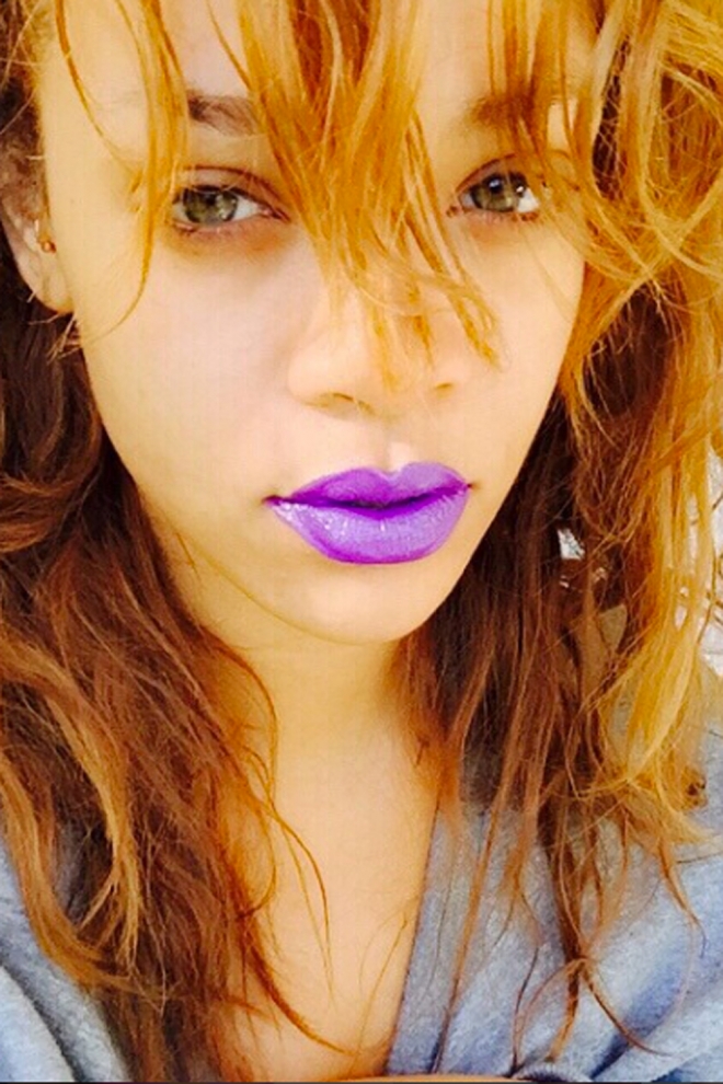 Famosas con maquillaje de labios morado: Rihanna