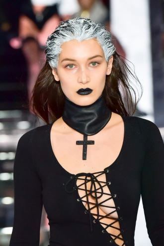 Dark Lips: Bella Hadid, pasarela gótica