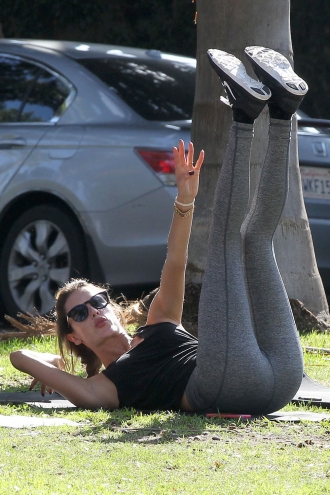 Día Internacional del yoga: Alessandra Ambrosio, cuidando su cuerpo