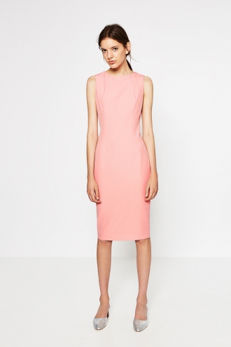 Para ir a la oficina, apuesta por este vestido rosa de ZARA