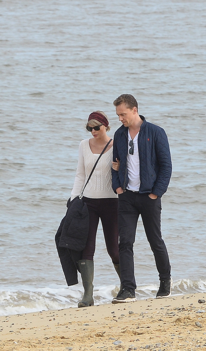 Taylor Swift y Tom Hiddleston, paseos por la playa