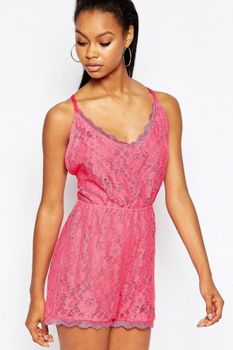 El rosa chicle es otro color ideal para los monos cortos de ASOS