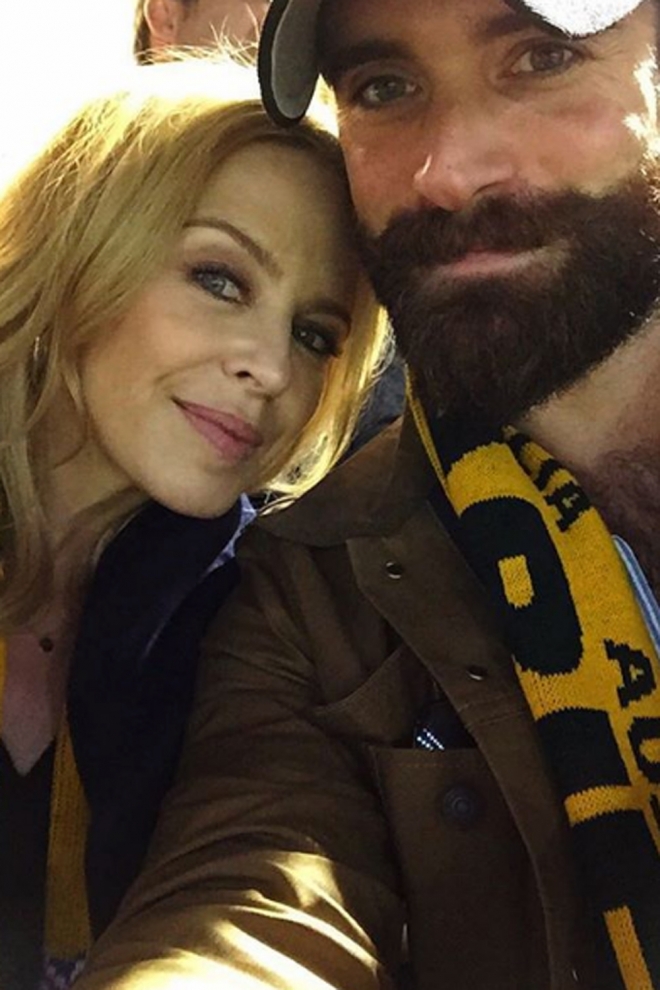 Kylie Minogue y Joshua Sasse, selfies con amor